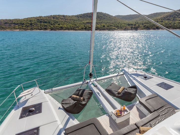 ONE FEELING Lagoon 51 - foredeck net trampolines ONE FEELING Lagoon 51 - foredeck net trampolines