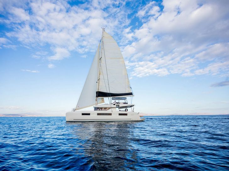 ONE FEELING Lagoon 51 - side profile ONE FEELING Lagoon 51 - side profile