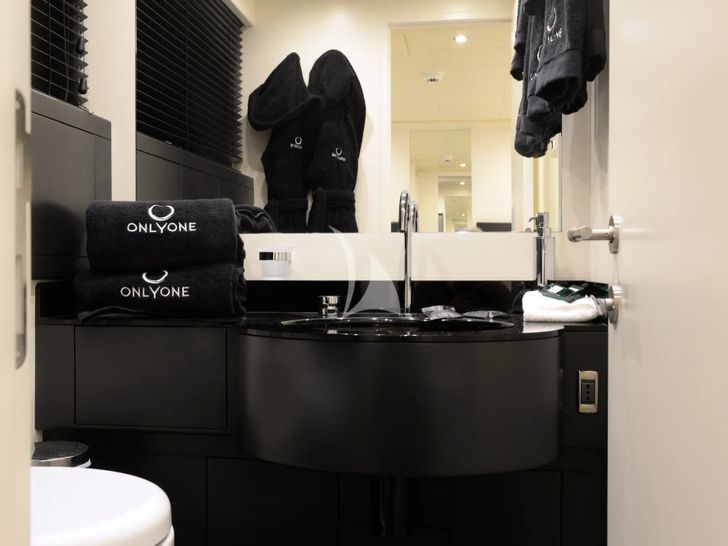 ONLY ONE Overmarine Mangusta 92 - VIP cabin 1 bathroom ONLY ONE Overmarine Mangusta 92 - VIP cabin 1 bathroom