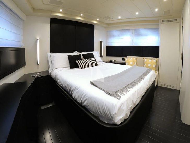 ONLY ONE Overmarine Mangusta 92 - VIP cabin 1 ONLY ONE Overmarine Mangusta 92 - VIP cabin 1