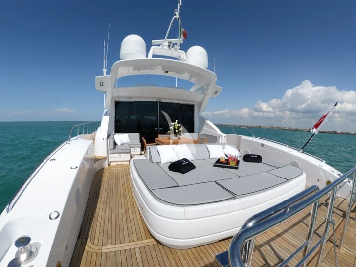 ONLY ONE Overmarine Mangusta 92 - aft deck ONLY ONE Overmarine Mangusta 92 - aft deck