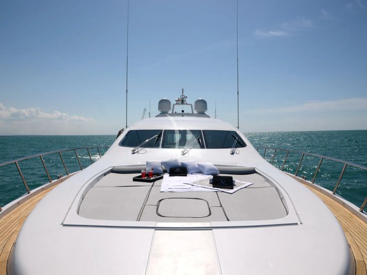 ONLY ONE Overmarine Mangusta 92 - foredeck ONLY ONE Overmarine Mangusta 92 - foredeck