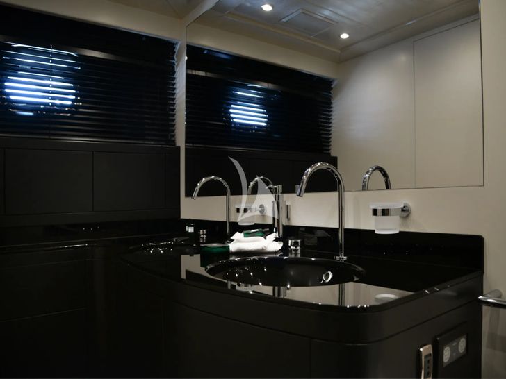 ONLY ONE Overmarine Mangusta 92 - master cabin bathroom ONLY ONE Overmarine Mangusta 92 - master cabin bathroom