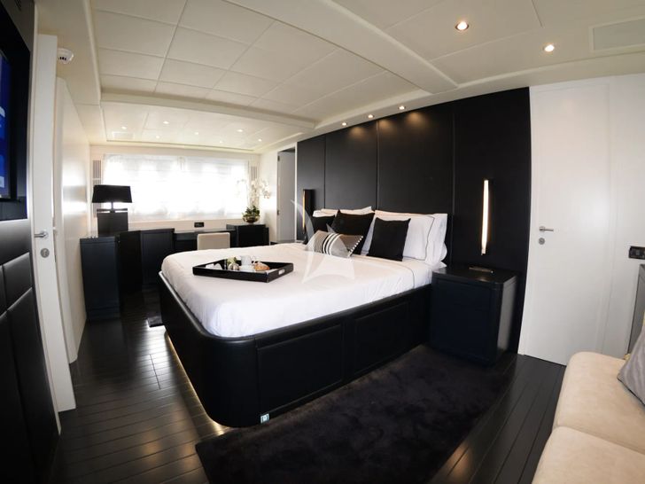 ONLY ONE Overmarine Mangusta 92 - master cabin ONLY ONE Overmarine Mangusta 92 - master cabin