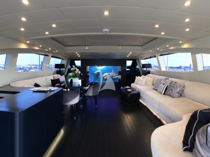 ONLY ONE Overmarine Mangusta 92 - saloon TV ONLY ONE Overmarine Mangusta 92 - saloon TV
