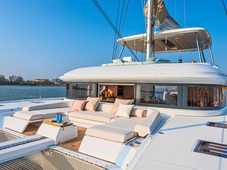 OPUS ONE Lagoon 55 - foredeck OPUS ONE Lagoon 55 - foredeck