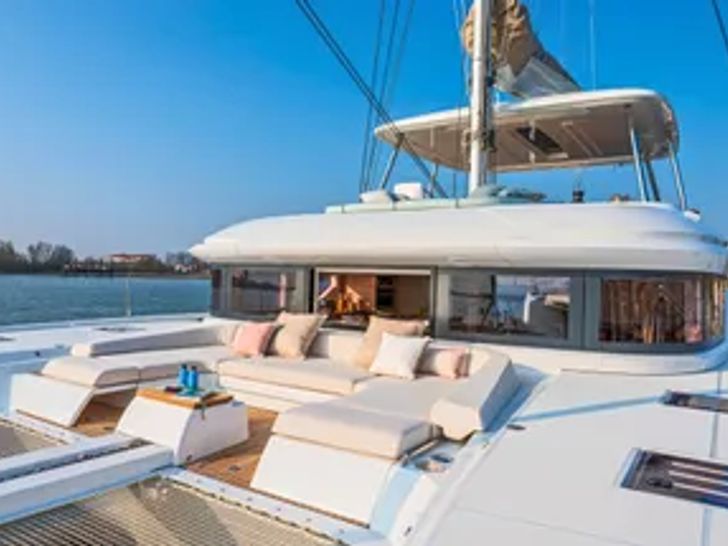 VEGA - Lagoon 55 foredeck VEGA - Lagoon 55 foredeck