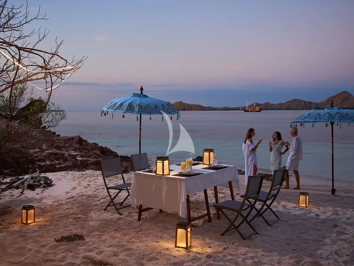 ORACLE Phinisi 35m - beach set up ORACLE Phinisi 35m - beach set up