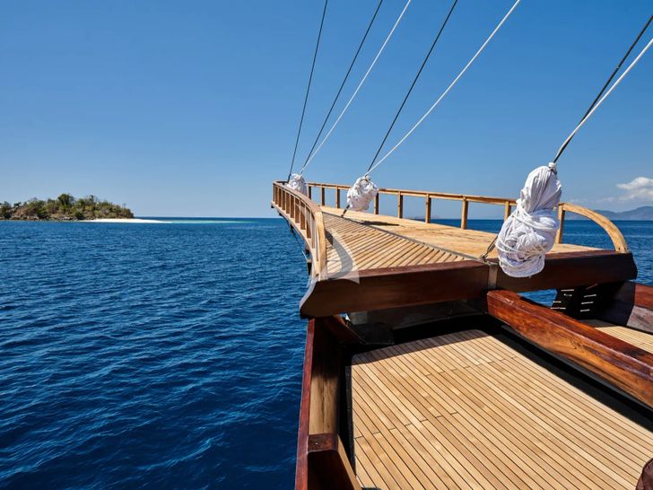 ORACLE Phinisi 35m - bow ORACLE Phinisi 35m - bow