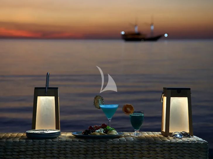 ORACLE Phinisi 35m - cocktail by the beach ORACLE Phinisi 35m - cocktail by the beach