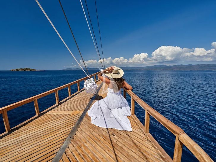 ORACLE Phinisi 35m - guest on the bow ORACLE Phinisi 35m - guest on the bow