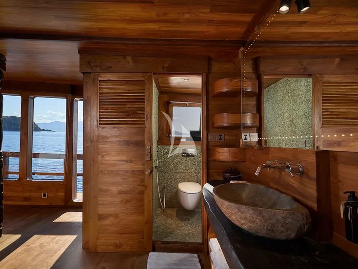 ORACLE Phinisi 35m - master cabin bathroom lavatory ORACLE Phinisi 35m - master cabin bathroom lavatory