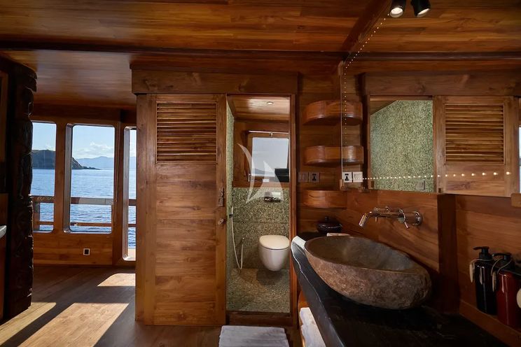 Charter Yacht ORACLE - Phinisi 35m - 2 Cabins - Labuan Bajo - Komodo - Sorong - Raja Ampat - Indonesia