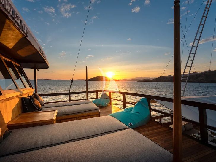 ORACLE Phinisi 35m - sun beds under the sunset ORACLE Phinisi 35m - sun beds under the sunset