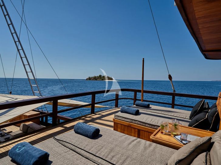 ORACLE Phinisi 35m - sun beds ORACLE Phinisi 35m - sun beds