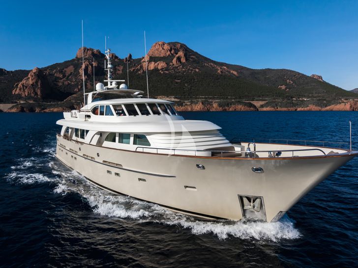 ORIZZONTE Vahali 30m - cruising side view ORIZZONTE Vahali 30m - cruising side view
