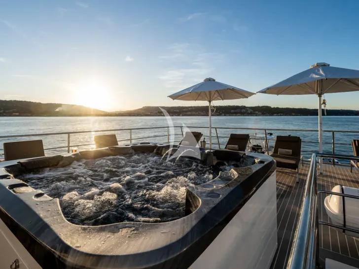 OURWAY Tenix Defence 36m - sundeck jacuzzi OURWAY Tenix Defence 36m - sundeck jacuzzi
