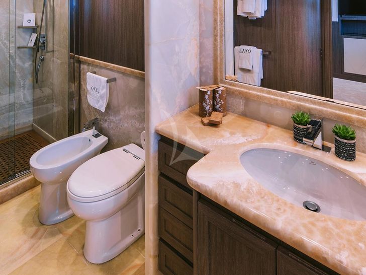 OVAL Cantieri di Pisa 31m - master cabin bathroom OVAL Cantieri di Pisa 31m - master cabin bathroom
