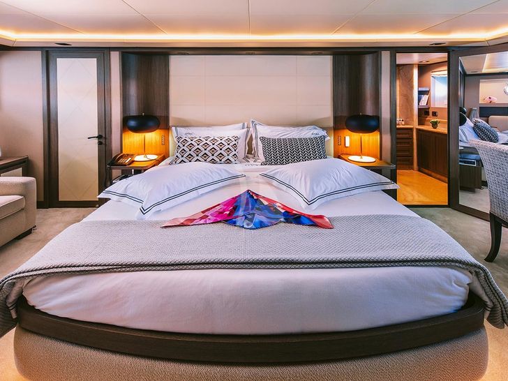OVAL Cantieri di Pisa 31m - master cabin OVAL Cantieri di Pisa 31m - master cabin