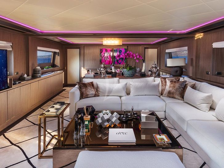 OVAL Cantieri di Pisa 31m - saloon seating OVAL Cantieri di Pisa 31m - saloon seating