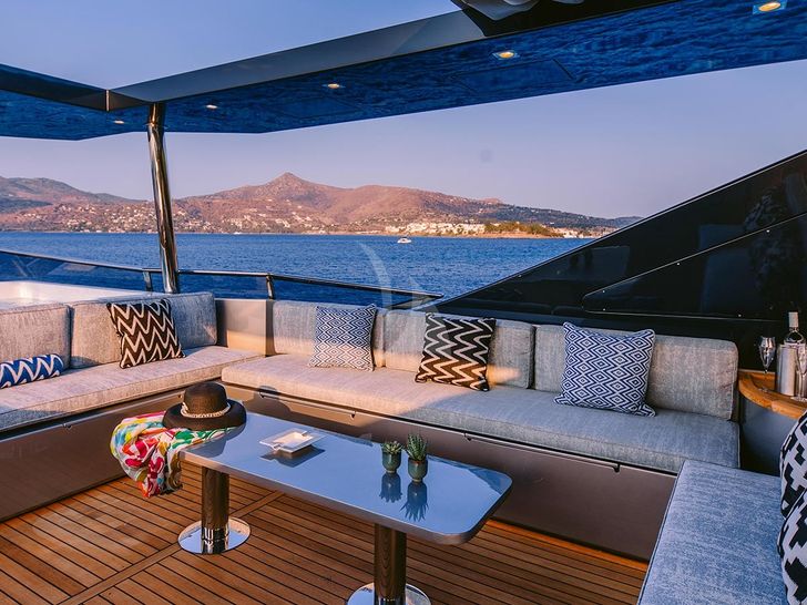 OVAL Cantieri di Pisa 31m - sundeck seating OVAL Cantieri di Pisa 31m - sundeck seating