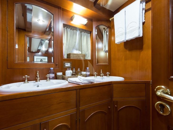 OVER THE RAINBOW Dickie and Sons 115 VIP Bathroom OVER THE RAINBOW Dickie and Sons 115 VIP Bathroom