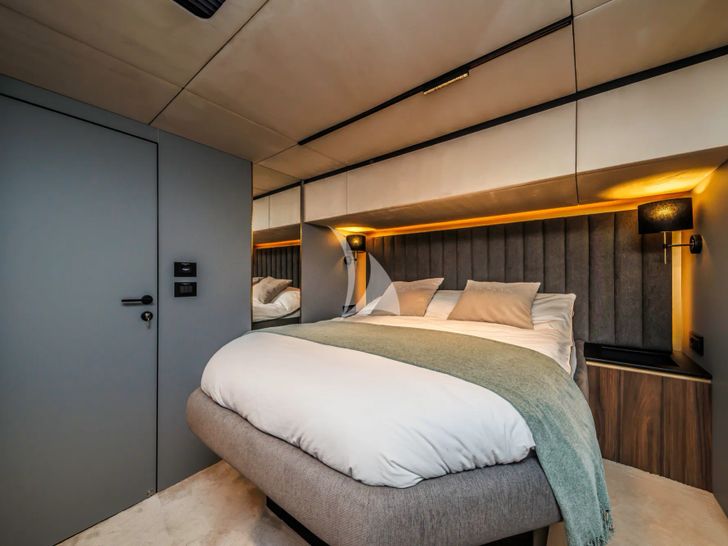 OVER THE MOON Moon 60 Power - VIP cabin 2 OVER THE MOON Moon 60 Power - VIP cabin 2