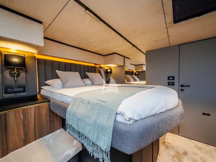 OVER THE MOON Moon 60 Power - VIP cabin 3 OVER THE MOON Moon 60 Power - VIP cabin 3