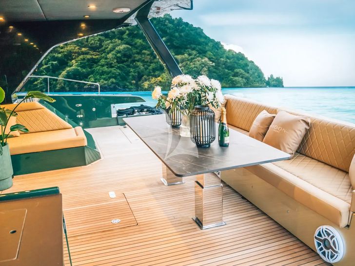 OVER THE MOON Moon 60 Power - aft deck seating OVER THE MOON Moon 60 Power - aft deck seating