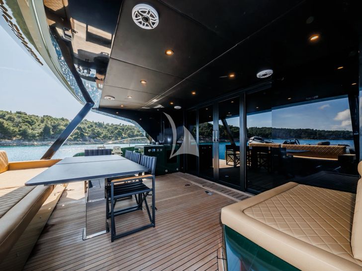 OVER THE MOON Moon 60 Power - aft deck OVER THE MOON Moon 60 Power - aft deck