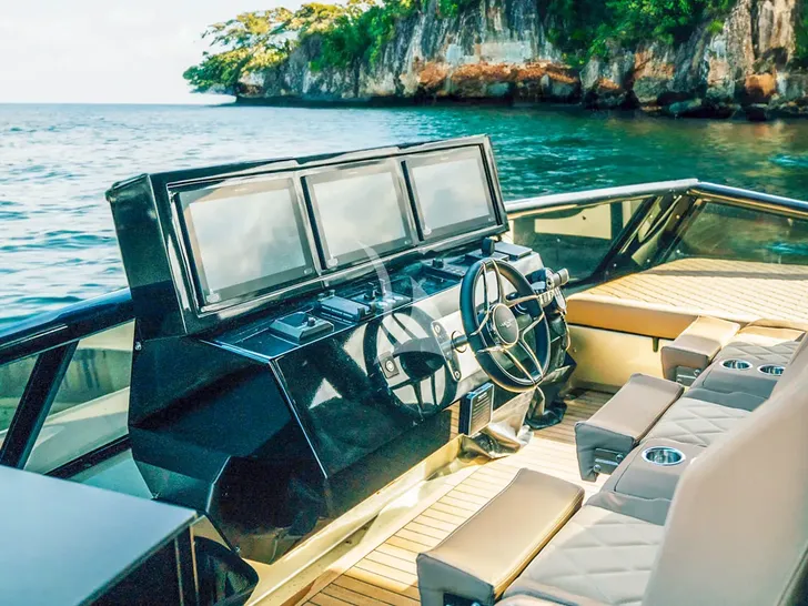 OVER THE MOON Moon 60 Power - flybridge helm OVER THE MOON Moon 60 Power - flybridge helm