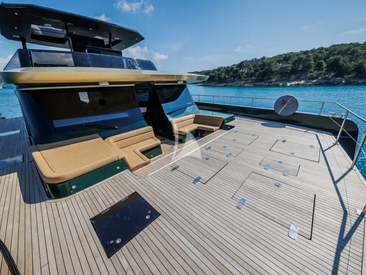 OVER THE MOON Moon 60 Power - foredeck OVER THE MOON Moon 60 Power - foredeck