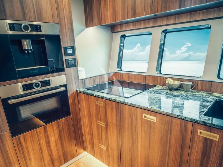 OVER THE MOON Moon 60 Power - galley OVER THE MOON Moon 60 Power - galley