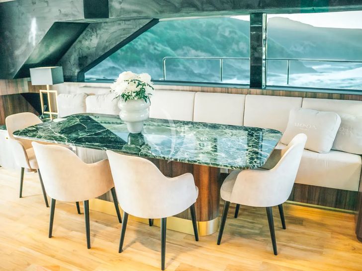 OVER THE MOON Moon 60 Power - indoor dining area OVER THE MOON Moon 60 Power - indoor dining area