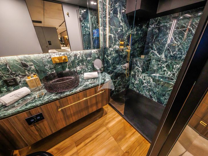 OVER THE MOON Moon 60 Power - master cabin bathroom OVER THE MOON Moon 60 Power - master cabin bathroom