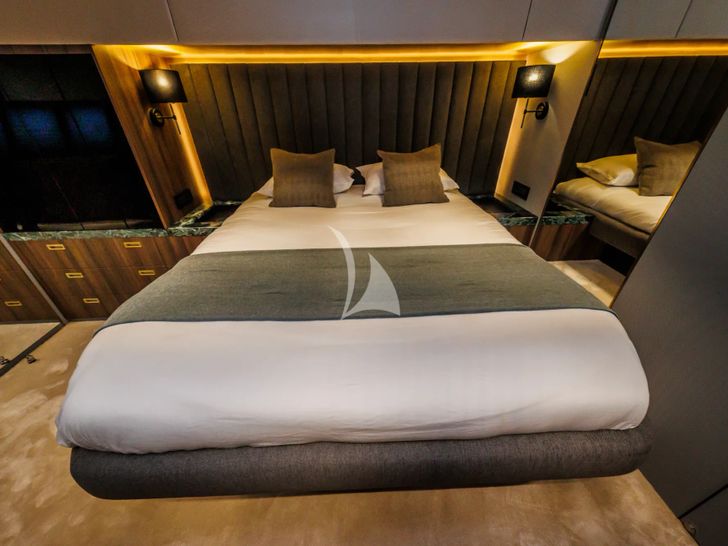 OVER THE MOON Moon 60 Power - master cabin bed OVER THE MOON Moon 60 Power - master cabin bed