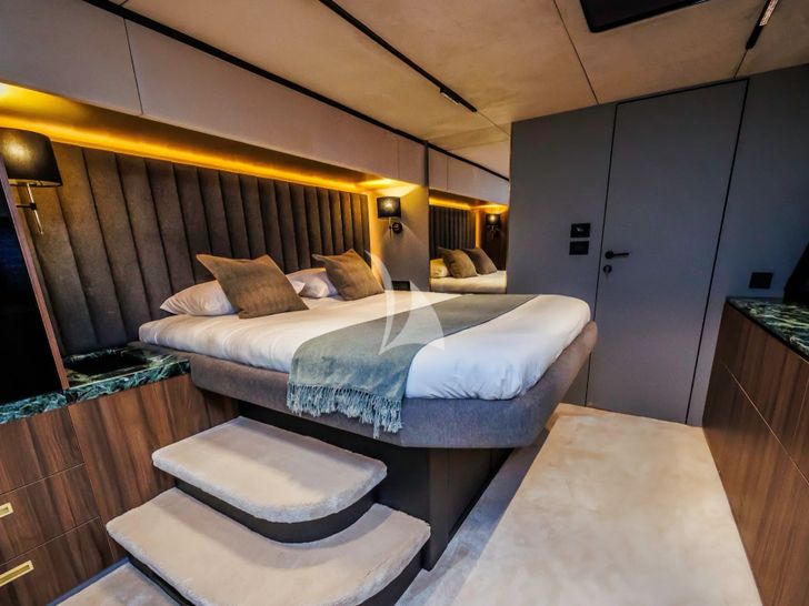 OVER THE MOON Moon 60 Power - master cabin OVER THE MOON Moon 60 Power - master cabin