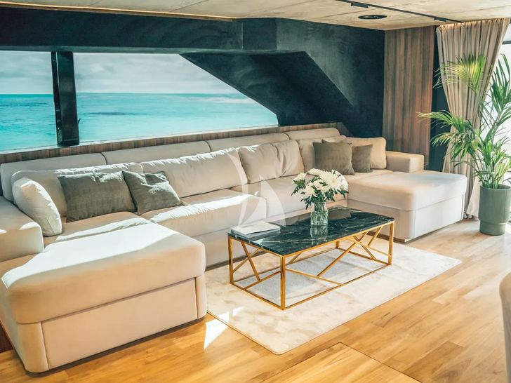 OVER THE MOON Moon 60 Power - saloon seating OVER THE MOON Moon 60 Power - saloon seating