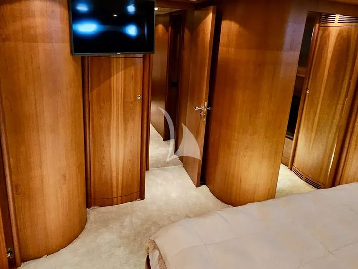 PACHA Canados 28m - VIP cabin bed and TV PACHA Canados 28m - VIP cabin bed and TV