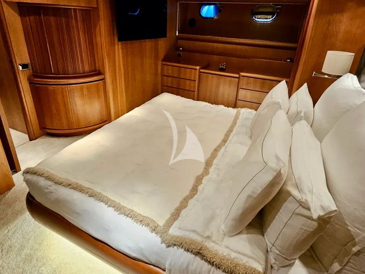 PACHA Canados 28m - master cabin bed PACHA Canados 28m - master cabin bed