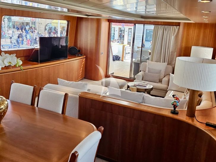 PACHA Canados 28m - saloon seating and dining area PACHA Canados 28m - saloon seating and dining area