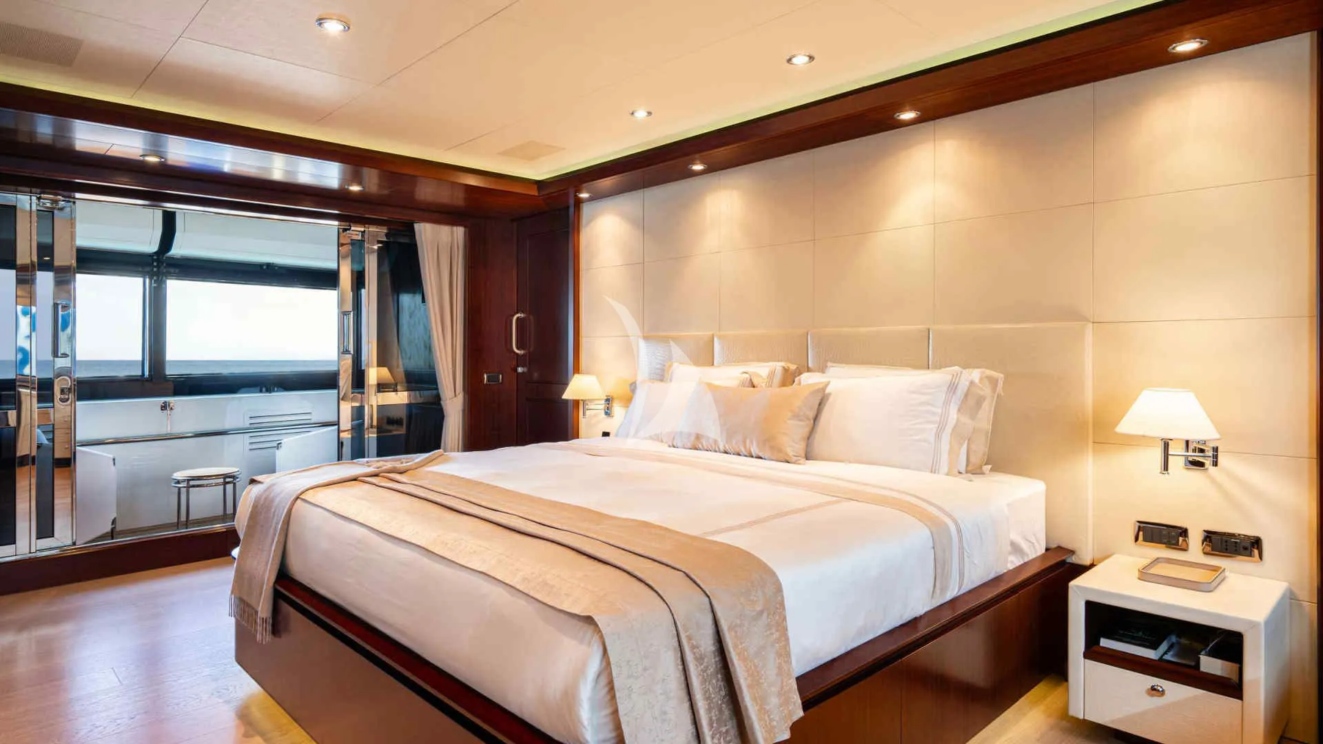 PALATIAL CRN Ancona 43 - master cabin