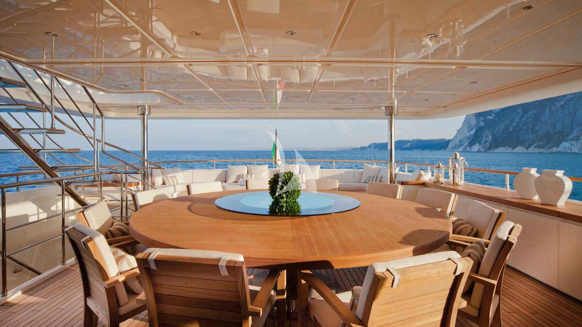 PALATIAL CRN Ancona 43 - sky deck alfresco dining area