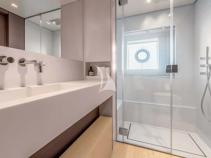 PALOMA Ferretti Custom Line Navetta 42 - VIP cabin 2 bathroom PALOMA Ferretti Custom Line Navetta 42 - VIP cabin 2 bathroom