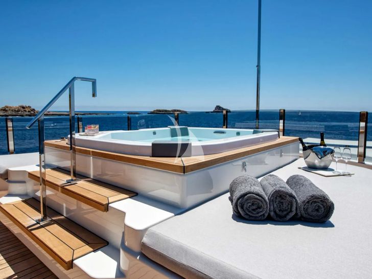 PALOMA Ferretti Custom Line Navetta 42 - flybridge jacuzzi PALOMA Ferretti Custom Line Navetta 42 - flybridge jacuzzi