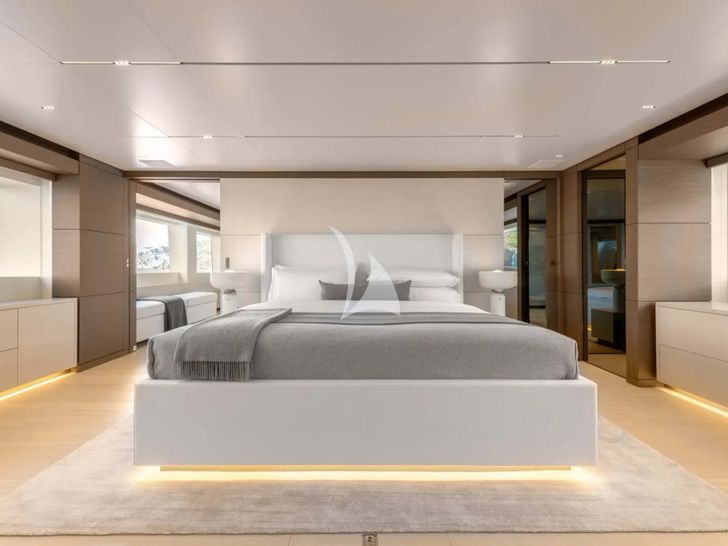 PALOMA Ferretti Custom Line Navetta 42 - master cabin bed PALOMA Ferretti Custom Line Navetta 42 - master cabin bed