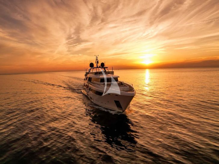 PALOMA Ferretti Custom Line Navetta 42 - under the sunset PALOMA Ferretti Custom Line Navetta 42 - under the sunset