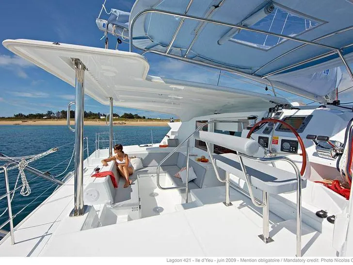 PALUKO LAGOON 421 - raised helm station PALUKO LAGOON 421 - raised helm station