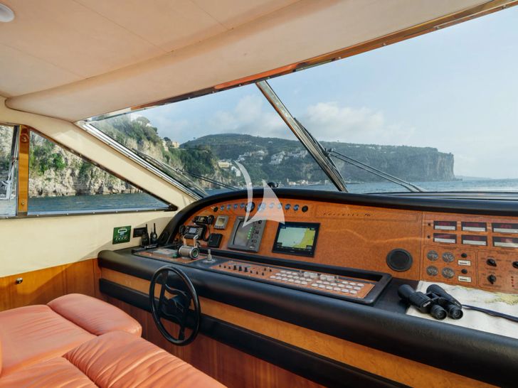 PAMPERO Ferretti 760 - cockpit PAMPERO Ferretti 760 - cockpit