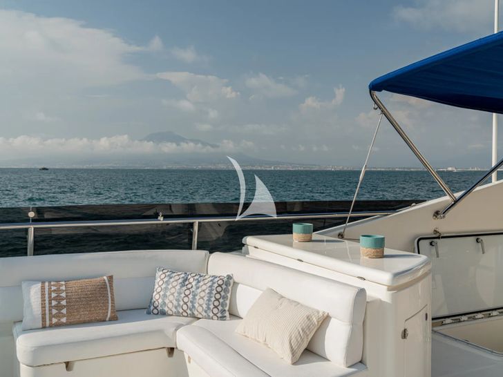 PAMPERO Ferretti 760 - flybridge seating PAMPERO Ferretti 760 - flybridge seating